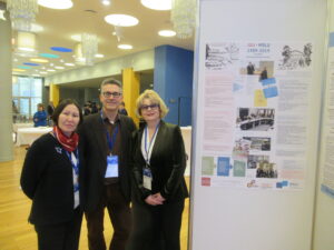 Maria Tomskaya, Galina Fadeeva und Stephan Walter vor der Poster-Ausstellung. Zum Poster.